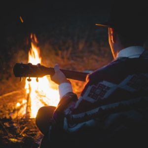 Bålhygge og fællessang på stranden