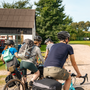 Cykeltur ved skov, kyst og bakkelandskab