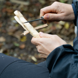 Snit en smørekniv i træ